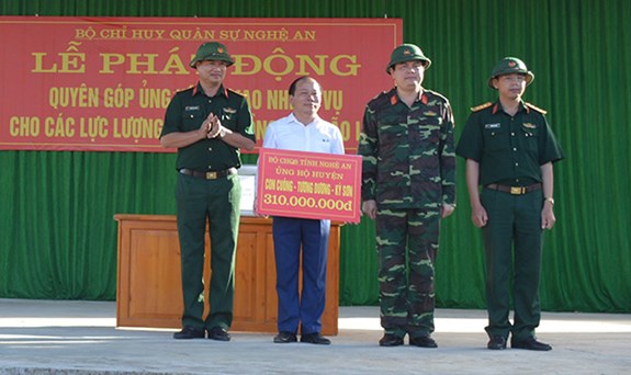 Đại diện Bộ CHQS tỉnh trao quà tượng trưng cho các huyện.