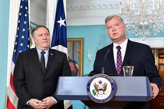 Ngoại trưởng Mỹ Mike Pompeo bổ nhiệm ông Stephen Biegun (bên phải) làm Đặc phái viên của Mỹ phụ trách vấn đề Triều Tiên. Ảnh: Twitter.