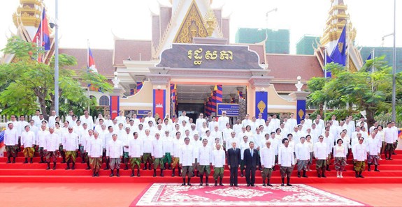 Quốc vương Norodom Sihamoni chụp ảnh lưu niệm cùng các nghị sĩ Quốc hội Campuchia nhiệm kỳ VI. Ảnh: Freshnew
