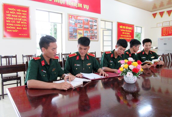 Các thí sinh Tiểu đoàn trao đổi, ôn luyện trước hội thi.