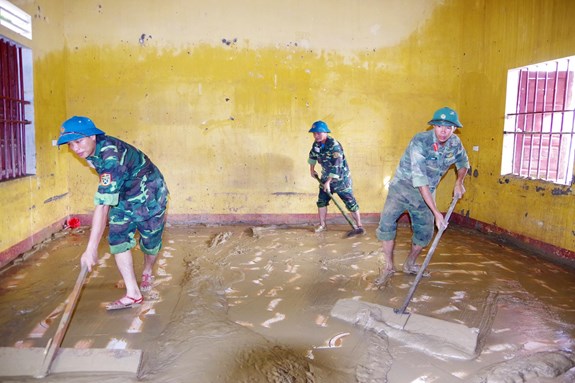 Bộ đội nạo vét bùn đất tại phòng học của Trường Dân tộc nội trú huyện Con Cuông.