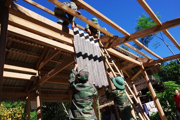 Bộ đội Trung đoàn 764 giúp gia đình anh Diệp Văn Bình ở bản Minh Phương, xã Lượng Minh di dời tài sản ra khỏi khu vực nguy hiểm.