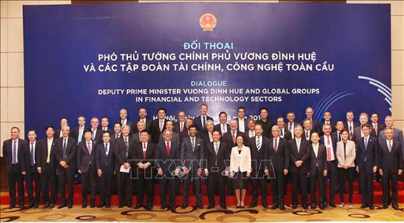 Phó thủ tướng Vương Đình Huệ và các đại biểu dự đối thoại chụp ảnh chung. Ảnh: TTXVN