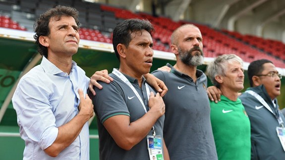Luis Milla (ngoài cùng, bên trái) cùng các thành viên trong ban huấn luyện đội tuyển Indonesia. Ảnh: FOX Sports.