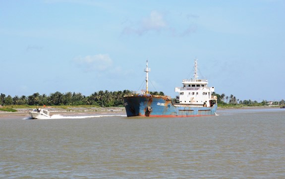 Tàu biển trọng tải lớn lưu thông trên luồng sông Hậu.