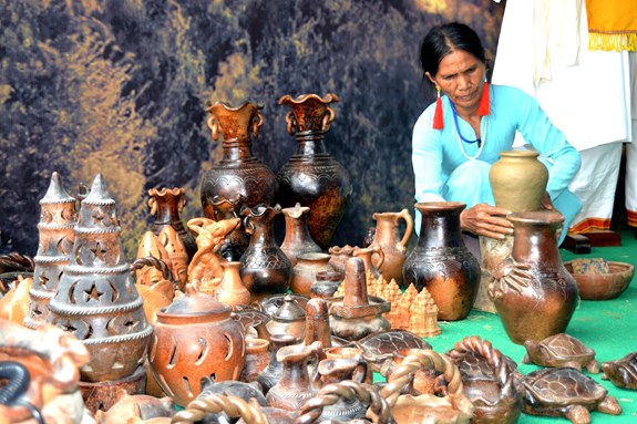 Nghệ nhân làng gốm Bàu Trúc, tỉnh Ninh Thuận trình diễn nghệ thuật làm gốm.