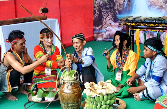 Mâm cao, cỗ đầy cảm tạ trời đất ban ơn cho mùa màng bội thu trong lễ hội.