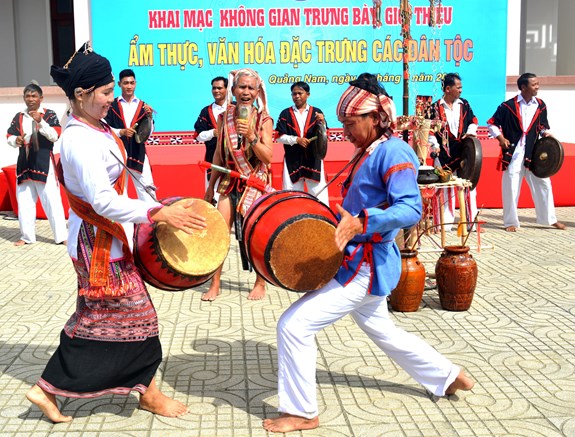 Các nghệ nhân, diễn viên tham gia ngày hội.