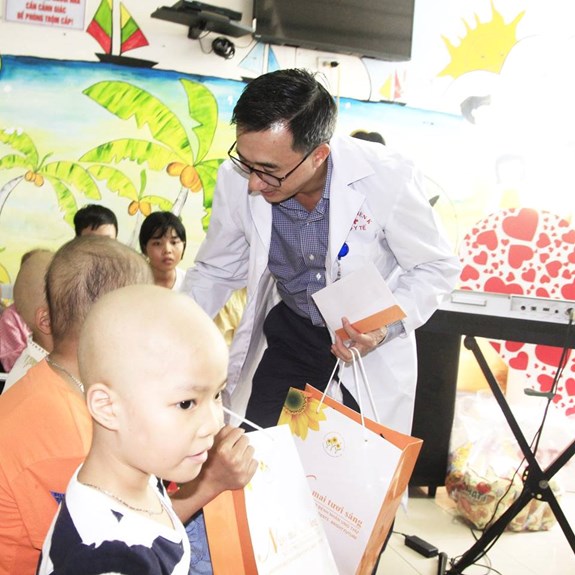 Giám đốc Bệnh viện K Nguyễn Văn Thuấn tặng quà cho các bệnh nhi ung thư.