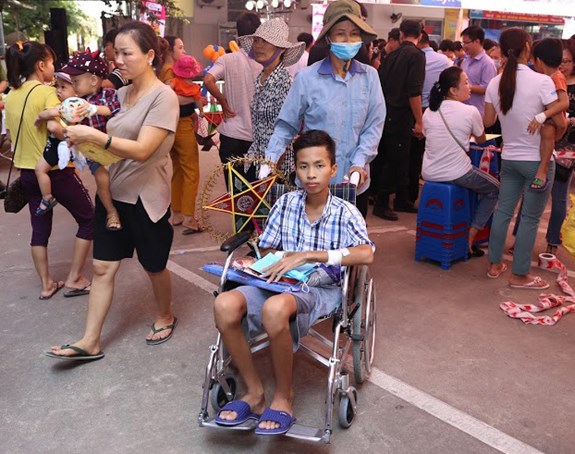 Bệnh viện Nhi Trung ương tổ chức nhiều hoạt động vui chơi cho các em trong chương trình Tết Trung thu.