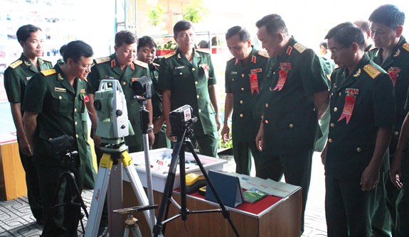 Thủ trưởng Bộ tư lệnh Quân khu 7 tham quan mô hình điển hình tại Đại hội Thi đua Quyết thắng Bộ Tham mưu.