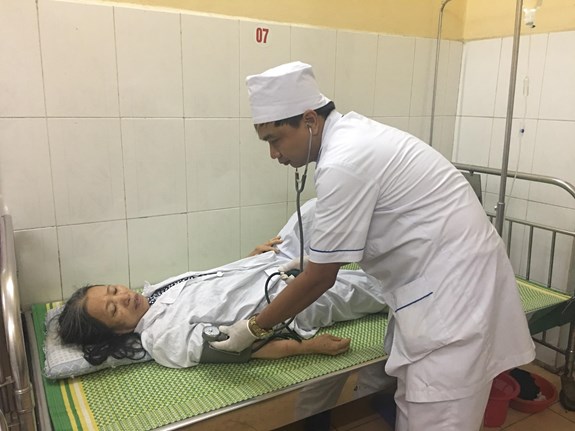 Bác sĩ trực đêm Khoa Cấp cứu ban đầu kiểm tra sức khỏe bệnh nhân.