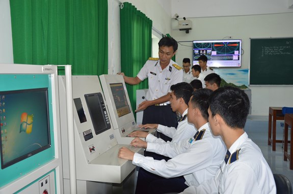 Học viên học tập và thực hành trên hệ thống mô phỏng tại Học viện Hải quân. Ảnh: Hoàng Việt