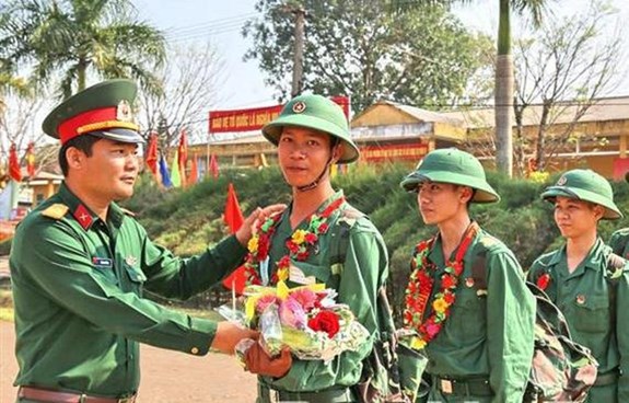 Lãnh đạo Trung đoàn 143 chúc mừng chiến sĩ mới được biên chế về đơn vị.
