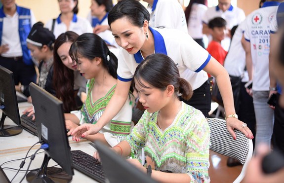Học sinh Trường Dân tộc bán trú Trung học cơ sở Hùng Lợi thích thú khi được sử dụng máy vi tính mới do chương trình “Carnaval hành trình nhân ái 2018” tặng.
