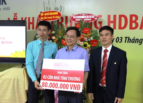 Tại buổi lễ khai trương, đại diện HDBank Thái Bình đã trao tặng 02 căn nhà tình thương cho hộ gia đình khó khăn với tổng trị giá 80 triệu đồng.