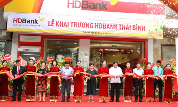 Lãnh đạo HDBank cắt băng khai trương.