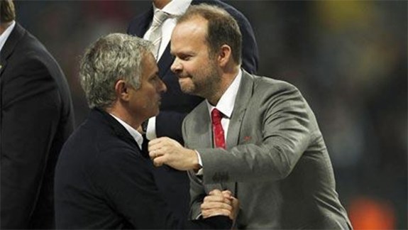 Ed Woodward (bên phải) ngán Mourinho lắm rồi! Ảnh: Getty Images.
