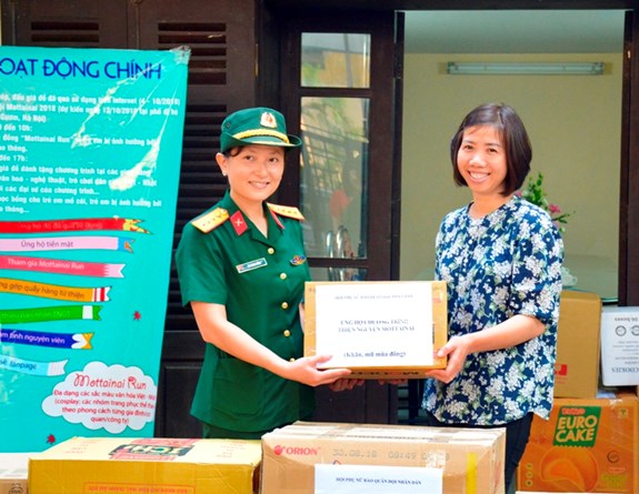 Đại diện Báo Phụ nữ Việt Nam nhận quà quyên góp.