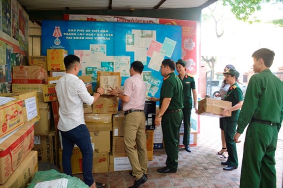Đồ dùng quyên góp được tập kết tại tòa soạn Báo Phụ nữ Việt Nam.
