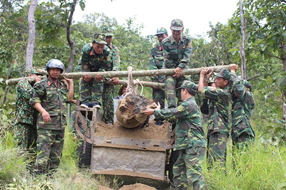 Di chuyển quả bom về nơi xử lý.