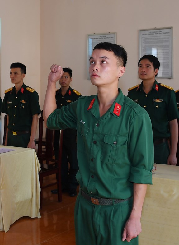 Chiến sĩ Hà Văn Ngữ, Đại đội 8, Tiểu đoàn 2, dân tộc Mường vinh dự được tuyện thệ dưới cờ Đảng.