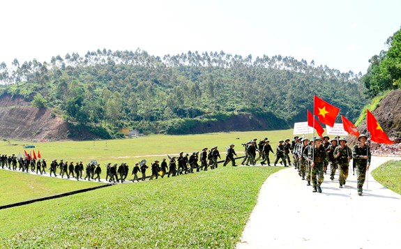 Đại úy Đinh Quang Huy, Đại đội trưởng Đại đội 4, Tiểu đoàn 1, dân tộc Mường (người đi khuất trong 1/3 đội hình) chỉ huy đơn vị ra bãi tập.