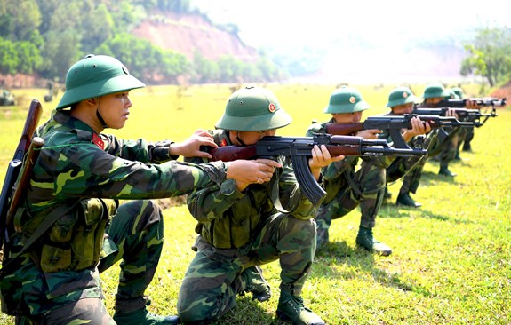 Trung úy Đặng Tòn Khé, dân tộc Mông, Trung đội trưởng Trung đội 1, Đaị đội 2, Tiểu đoàn 1 đang hướng dẫn bộ đội ngắm bắn.