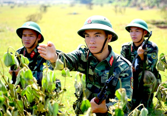Trung sĩ Páy Văn Nghĩa, Tiểu đội trưởng tiểu đội 3, Đại đội 2, Tiểu đoàn 1, dân tộc Tày đang chỉ huy tiểu đội trên bãi tập chiến thuật.