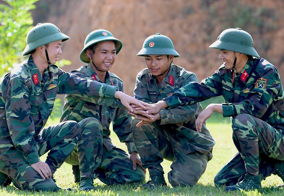 4 đảng viên trẻ bắt tay thi đua giành kết quả cao trong diễn tập: từ trái qua phải (Binh nhất Hà Văn Linh, dân tộc Mường, Đại đội 6, Tiểu đoàn 2; Binh nhất Nông Văn Trường, dân tộc Nùng, Đại đội 15; Binh nhất Hà Anh Dũng, dân tộc Khơ Mú, Đại đội 9, Tiểu đoàn 3 và Binh nhất Nguyễn Thế Mỹ, dân tộc Mường, Đại đội 7, Tiểu đoàn 2).