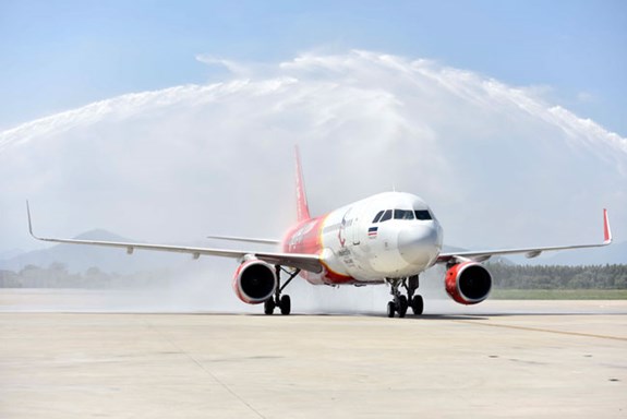 Máy bay của Vietjet hạ cánh xuống sân bay Đà Nẵng thực hiện chuyến bay đầu tiên kết nối Bangkok- Đà Nẵng.