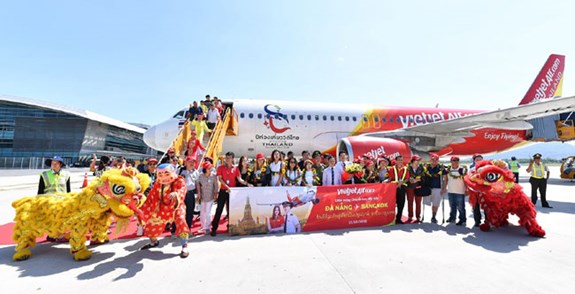 Hành khách, phi hành đoàn và các đại biểu chụp ảnh lưu niệm nhân dịp khai trương đường bay mới.