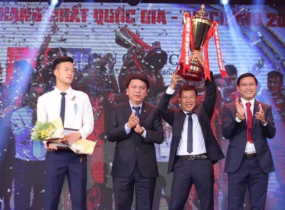 Ban tổ chức trao cúp vô địch giải hạng Nhất 2018 cho HLV Hải Biên (Viettel) trong lễ tổng kết các giải bóng đá chuyên nghiệp 2018.