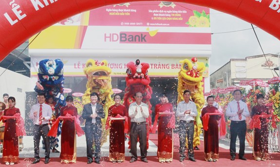Đại diện các cơ quan cắt băng khai trương HDBank Trảng Bàng.