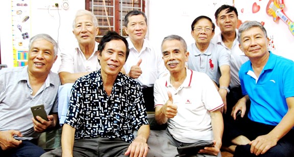 Cựu chiến binh Sư đoàn 308 ở Hà Nội (thứ  ba từ trái sang là ông Đỗ Anh Hãng, một trong 24 tác giả ''Thơ Quân Tiên phong'').
