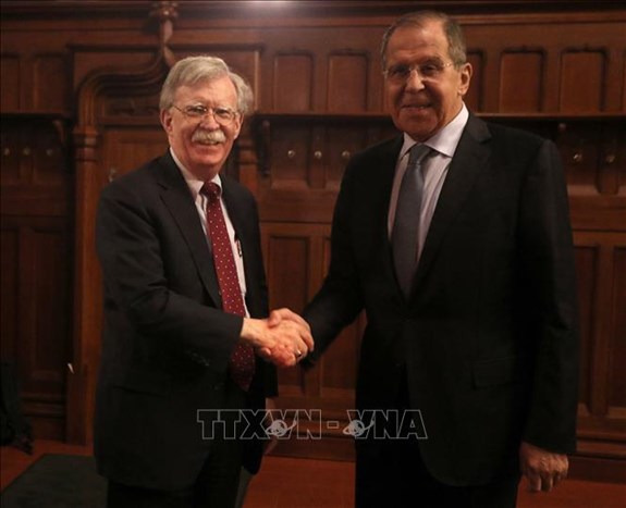 Ngoại trưởng Nga Sergei Lavrov (phải) trong cuộc gặp Cố vấn An ninh quốc gia Mỹ John Bolton đang ở thăm Moskva ngày 22-10-2018. Ảnh: TTXVN.