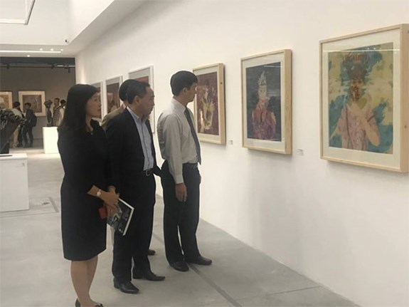 Khách tham quan triển lãm tranh lụa.