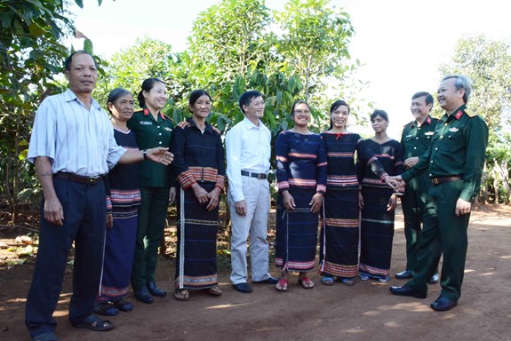 Cán bộ Binh đoàn 15 phối hợp với chính quyền địa phương vận động bà con cùng tham gia bảo vệ vùng biên giới.