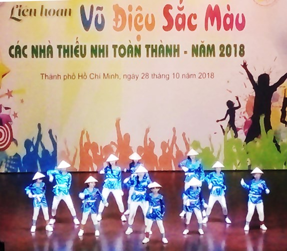 Tiết mục múa hiện đại của Nhà Thiếu nhi huyện Bình Chánh.
