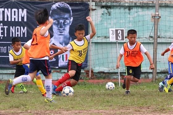 Các thí sinh trong phần kiểm tra năng khiếu của Học viện Bóng đá Juventus Việt Nam.
