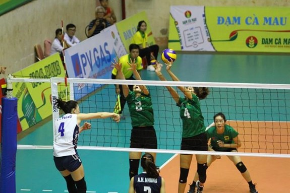 Một pha bóng hay trong trận Thông tin LienVietPostbank thắng VTV Bình Điền Long An 3-1.