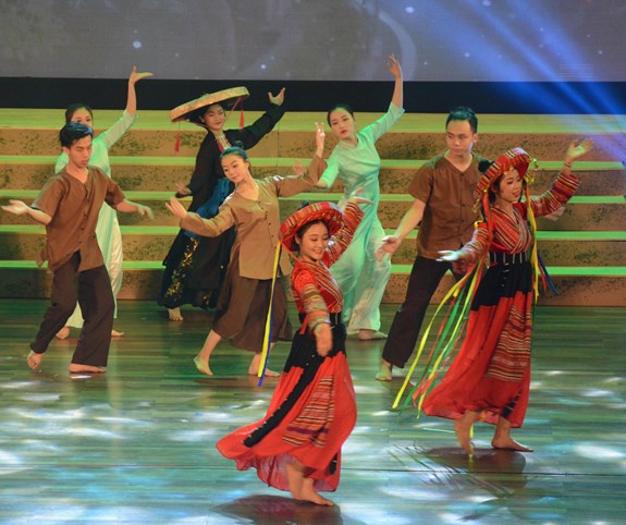 Một tiết mục nghệ thuật trong Lễ khai mạc Ngày hội giao lưu văn hóa, thể thao và du lịch vùng đồng bào các dân tộc thiểu số.