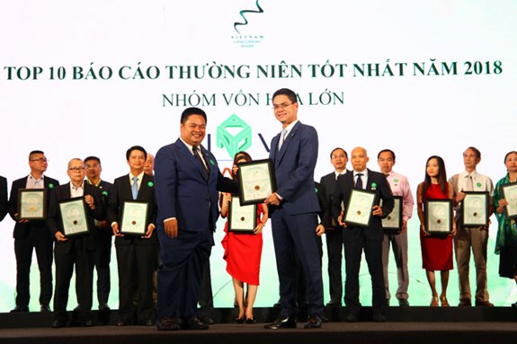 Ban tổ chức trao giải cho đại diện Tập đoàn Novaland.