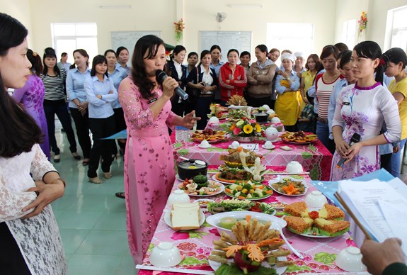 Chị Nguyễn Thị Lương thuyết trình tại Hội thi “Phụ nữ khéo tay” do đơn vị tổ chức. Ảnh: Quốc Chưởng