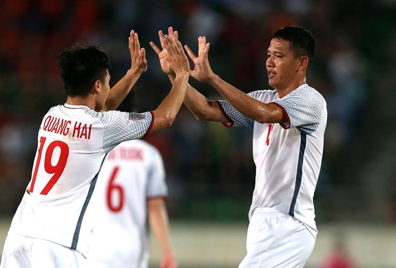 Quang Hải chúc mừng Anh Đức (bên phải) sau khi đàn anh ghi bàn nâng tỷ số lên 2-0 ở trận Việt Nam thắng Lào 3-0.