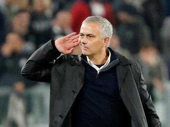 Mourinho khiêu khích cổ động viên Juventus. Ảnh: REUTERS.