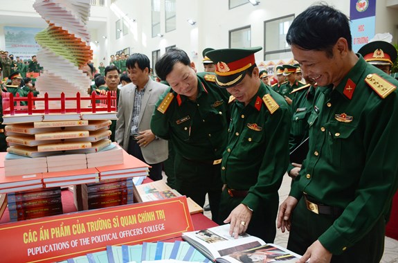 Các đại biểu tham quan triển lãm.