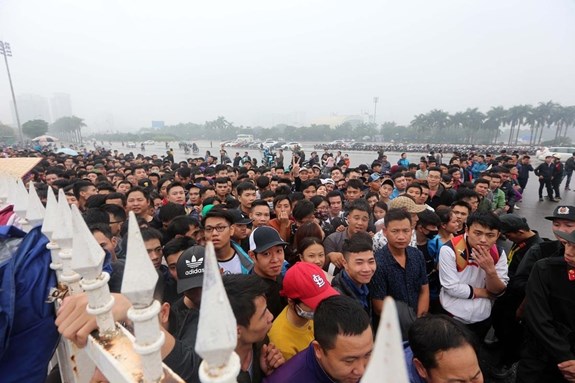 Chen nhau mua vé xem AFF Cup 2018 ở sân Mỹ Đình.