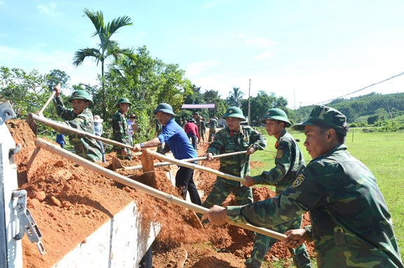 Cán bộ, chiến sĩ LLVT tỉnh Quảng Nam giúp dân làm đường tại xã Trà Tân, huyện Bắc Trà My.