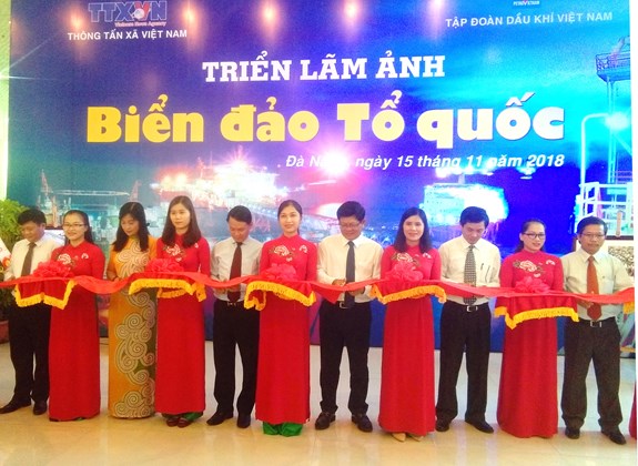 Các đại biểu cắt băng khai mạc triển lãm.
